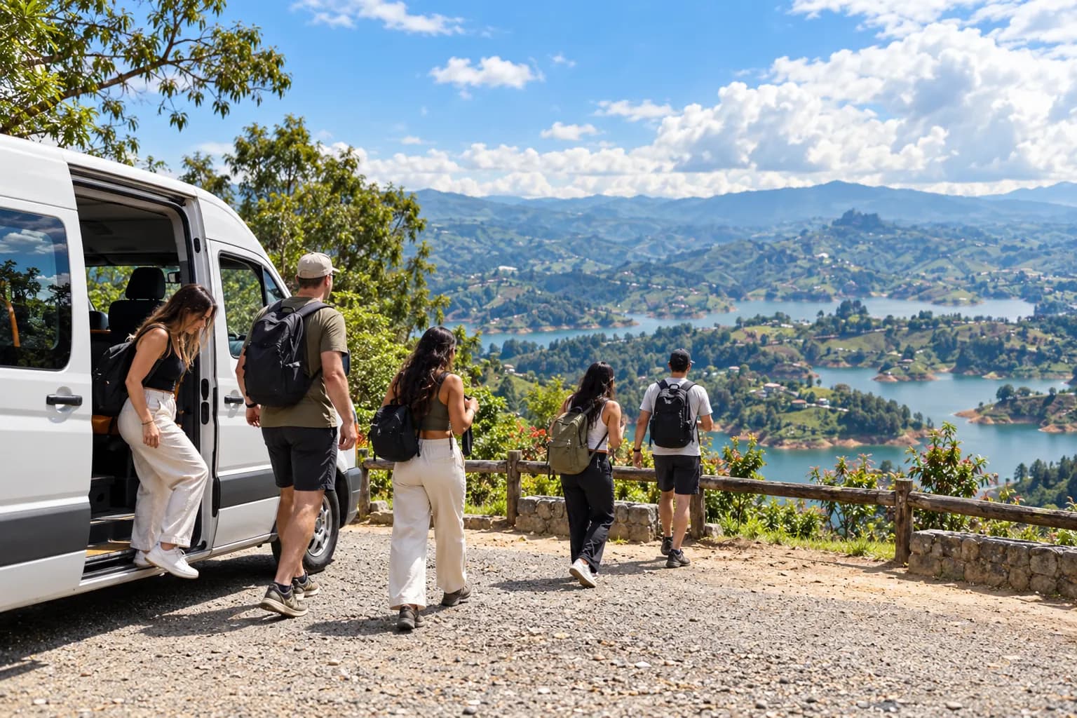 Viajeros en un mirador de montaña durante una excursión
