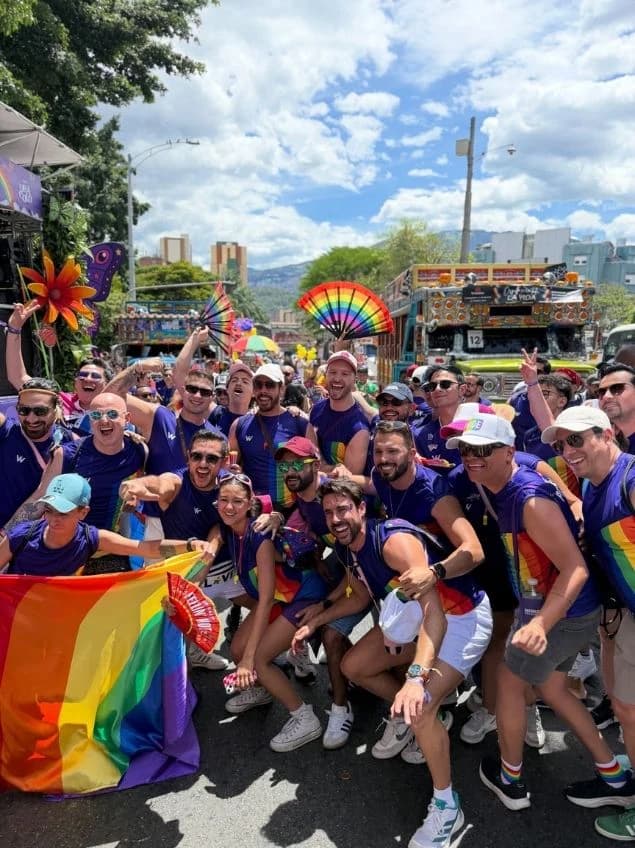 Marcha del Orgullo en Medellín con participantes, banderas de colores y ambiente festivo durante la celebración del Pride.