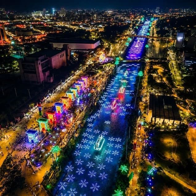Night view of the Christmas lights in Medellín, with bright lights and the decorated river.