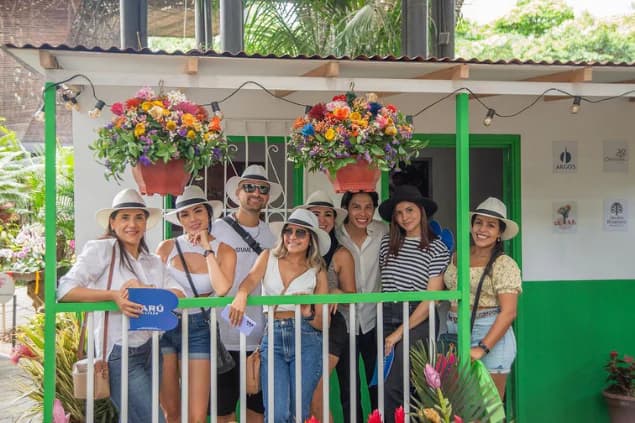 Experiencia de Feria de las Flores en Medellín con flores, cultura y espacios emblemáticos de la ciudad.