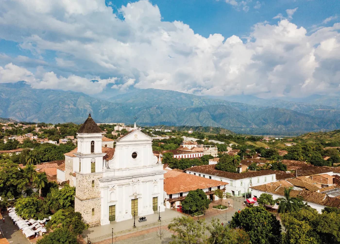 Pueblo de Antioquia con su iglesia blanca y montañas al fondo