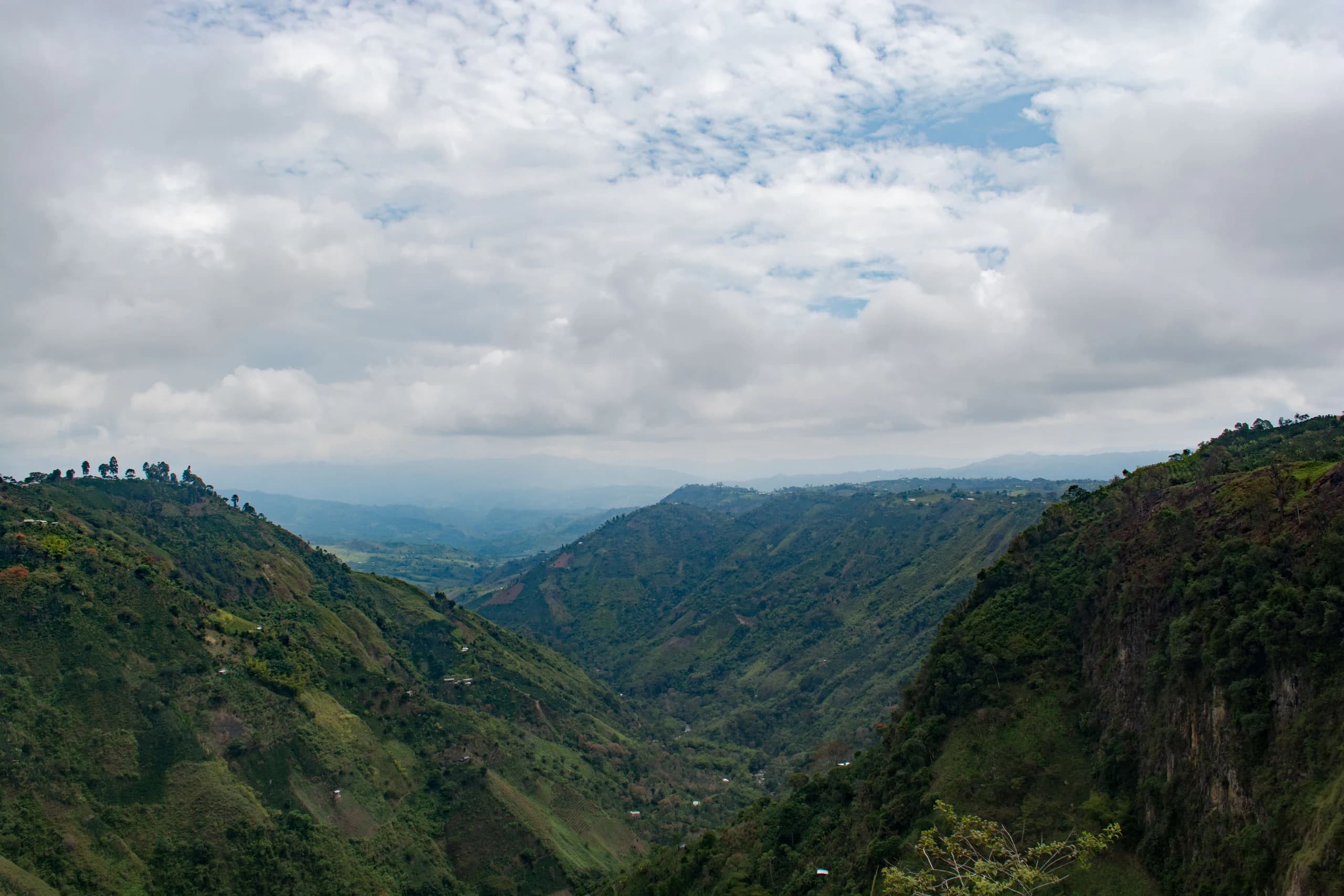 Vista panorámica de los valles y montañas en Abejorral, Antioquia.