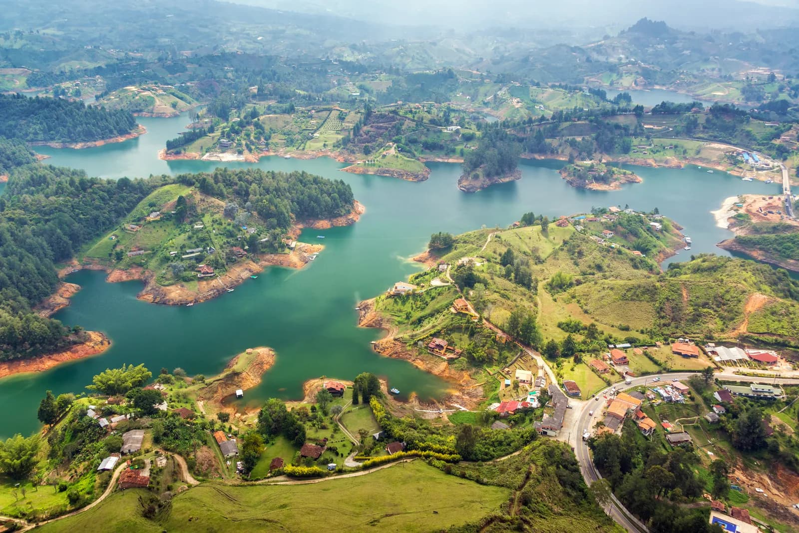 Embalse de Guatapé visto desde la Piedra del Peñol