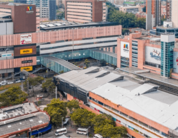 Shopping tour: los hilos que tejen la Medellín del siglo 20